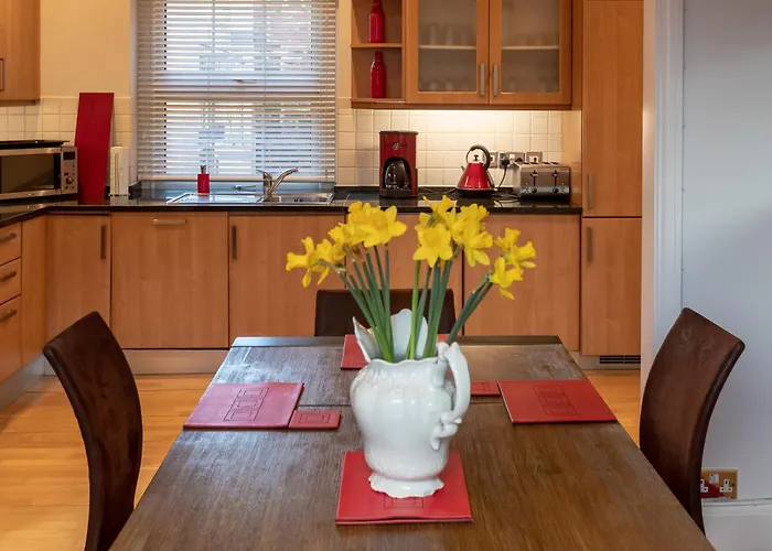 The Zenscape - Chic 2 Bedroom Apartment In Covent Garden L Sleeps 6 With Sofa Bed L Prime Location Plus Free Wifi L Perfect For Business & Leisure Travelers L 15Percent Off Weekly & 20Percent Off Monthly Stays!