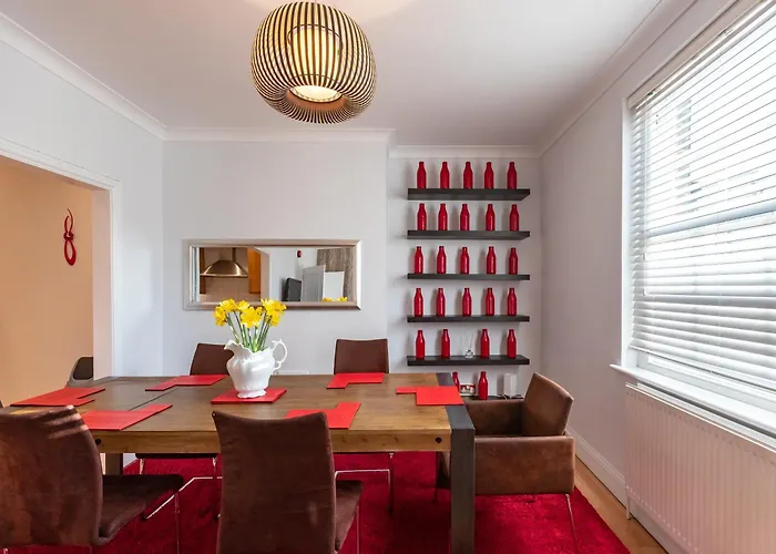 The Zenscape - Chic 2 Bedroom Apartment In Covent Garden L Sleeps 6 With Sofa Bed L Prime Location Plus Free Wifi L Perfect For Business & Leisure Travelers L 15Percent Off Weekly & 20Percent Off Monthly Stays!