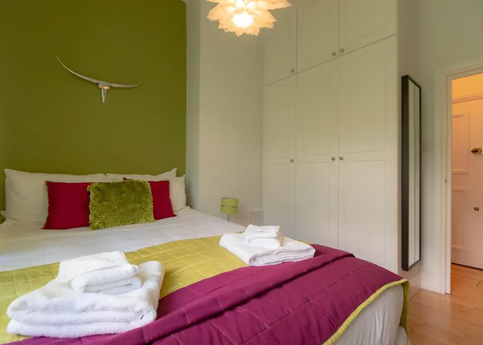 The Zenscape - Chic 2 Bedroom Apartment In Covent Garden L Sleeps 6 With Sofa Bed L Prime Location Plus Free Wifi L Perfect For Business & Leisure Travelers L 15Percent Off Weekly & 20Percent Off Monthly Stays!